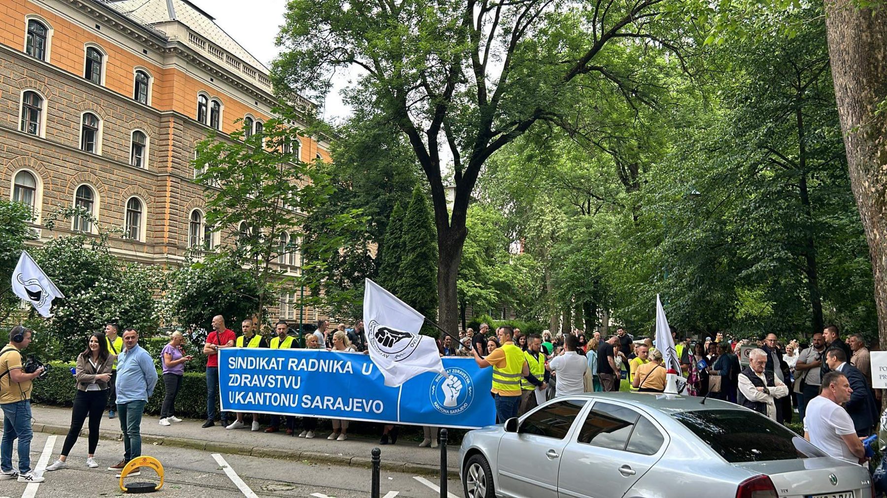 Zdravstveni radnici se okupili ispred Vlade KS