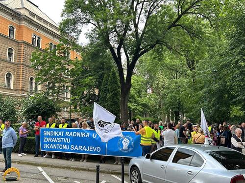 Zdravstveni radnici se okupili ispred Vlade KS