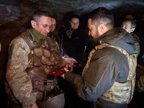 Zelenski na bojištu podijelio medalje vojnicima