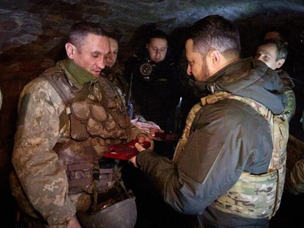 Zelenski na bojištu podijelio medalje vojnicima