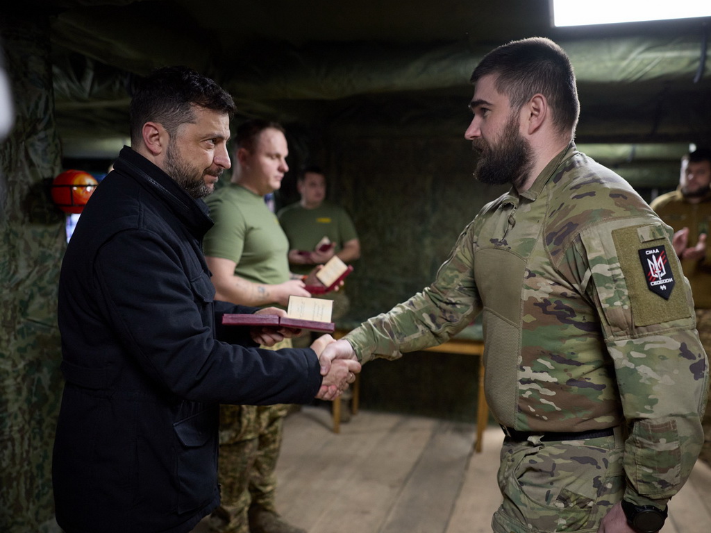 Zelenski obišao vojnike u blizini opkoljenog grada Pokrovska