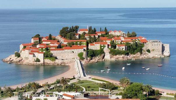 Željela da se fotografiše, pala sa stijene i poginula