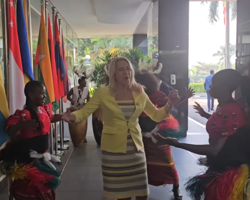Željka Cvijanović zaplesala s domaćinima u Ugandi