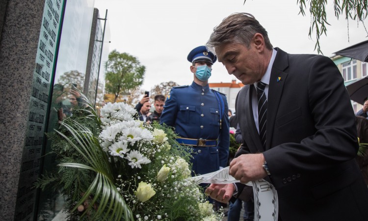 Željko Komšić odao počast majoru Hašimu Spahiću
