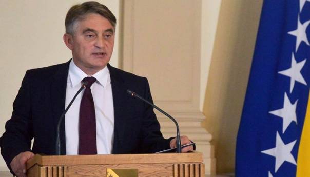 Željko Komšić uputio čestitku povodom Božića