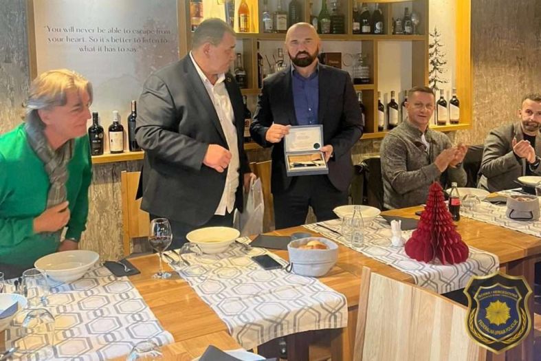 Zeljković uručio ministru Isaku poklon kolektiva Federalne uprave policije