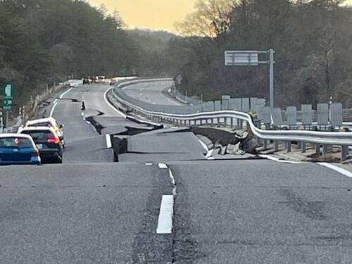 Zemljotres u Japanu uništio desetine zgrada, hiljade bez struje