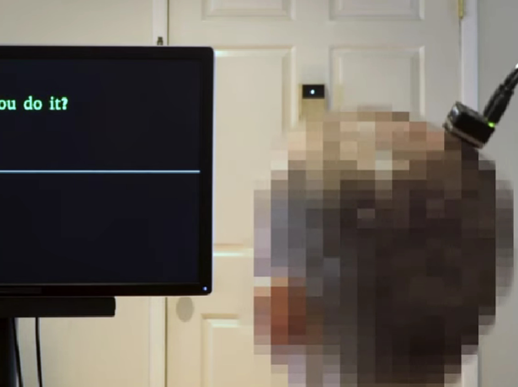 Žena iz Amerike poslije 18 godina ponovo može da govori zahvaljujući čudesnom uređaju