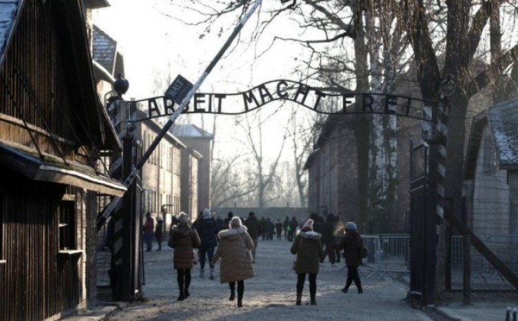Žena iz Nizozemske kažnjena zbog nacističkog pozdrava u Auschwitzu