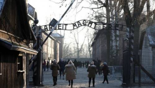 Žena iz Nizozemske kažnjena zbog nacističkog pozdrava u Auschwitzu
