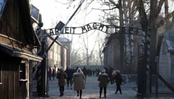 Žena iz Nizozemske kažnjena zbog nacističkog pozdrava u Auschwitzu