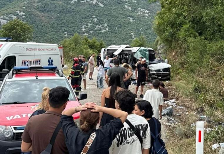 Žena iz Srbije poginula u prevrtanju minibusa u Crnoj Gori, 17 povrijeđenih