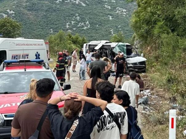 Žena iz Srbije poginula u prevrtanju minibusa u Crnoj Gori, 17 povrijeđenih