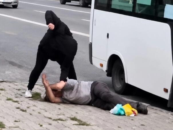 Žena izbacila muškarca iz autobusa i pretukla ga, putnici sve posmatrali