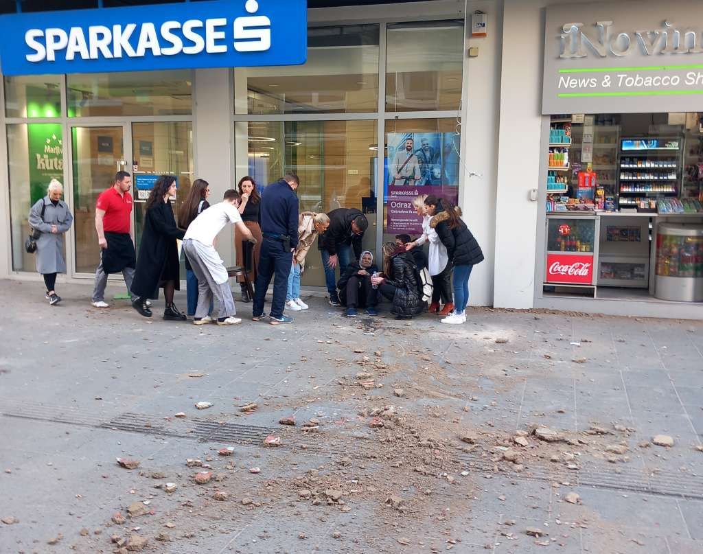 Žena na koju se obrušila fasada zadobila prelom lopatične kosti