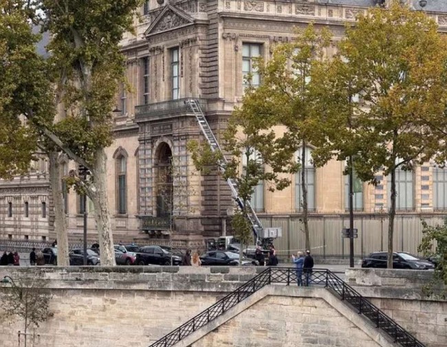 Žena optužena za saučesništvo u pljački nakita iz Louvrea