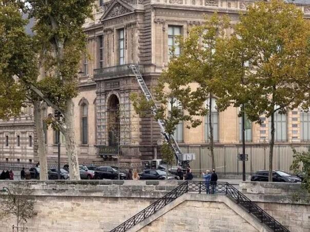 Žena optužena za saučesništvo u pljački nakita iz Louvrea