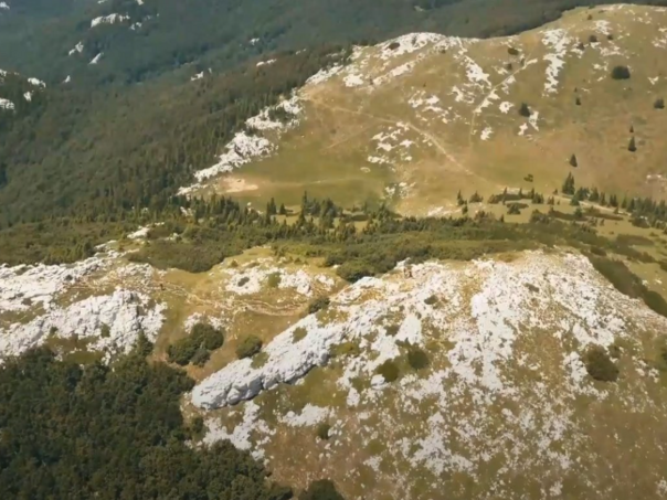 Žena smrtno stradala nakon slijetanja kvada u provaliju, druga teško povrijeđena