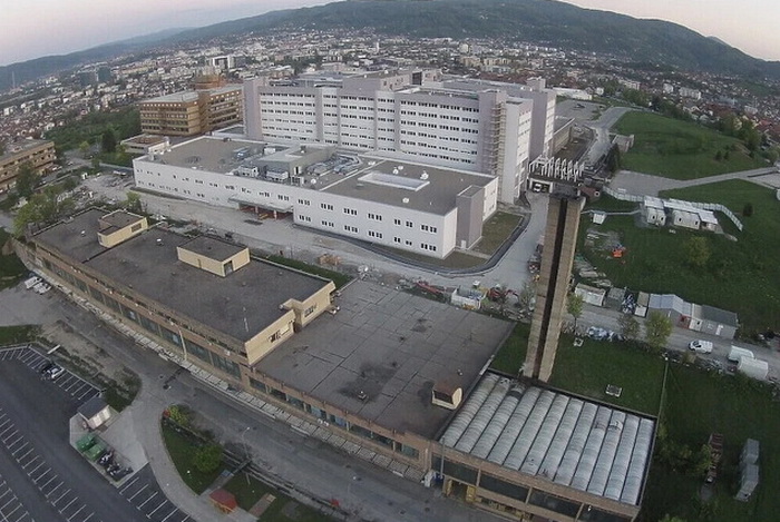 Žena smrtno stradala skokom s 5. sprata UKC-a RS