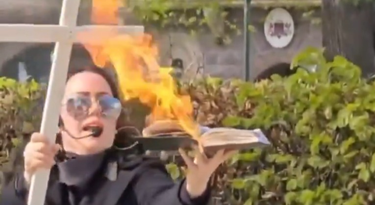 Žena u Švedskoj spalila Kur'an i palestinsku zastavu