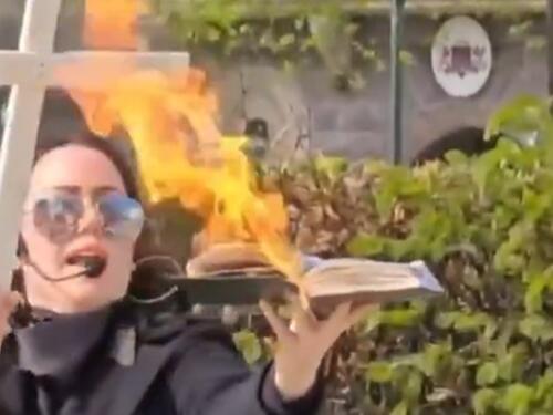 Žena u Švedskoj spalila Kur'an i palestinsku zastavu