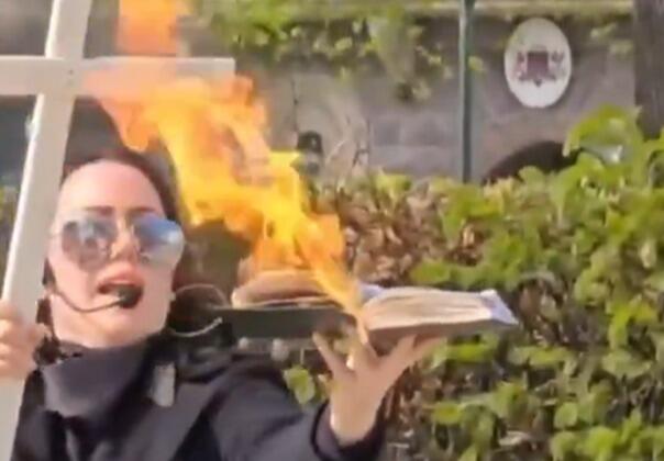 Žena u Švedskoj spalila Kur'an i palestinsku zastavu