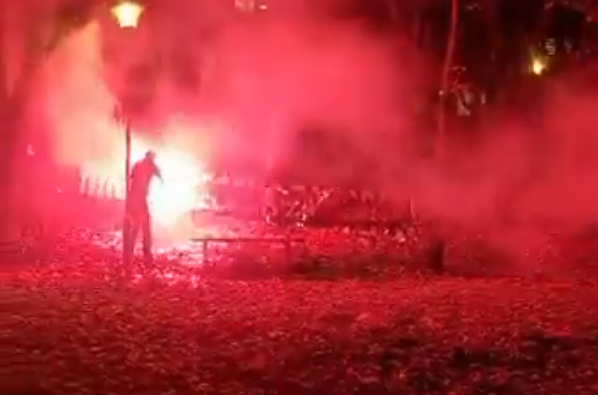 Beograd: Ženama u crnom otet i spaljen transparent posvećen Srebrenici