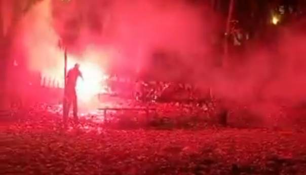 Beograd: Ženama u crnom otet i spaljen transparent posvećen Srebrenici