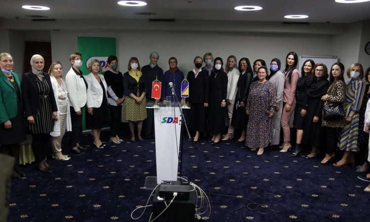 Žene AK Partije i SDA na tribini ‘Žena stub porodice i pokretač društva’