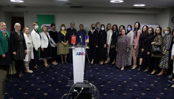 Žene AK Partije i SDA na tribini ‘Žena stub porodice i pokretač društva’