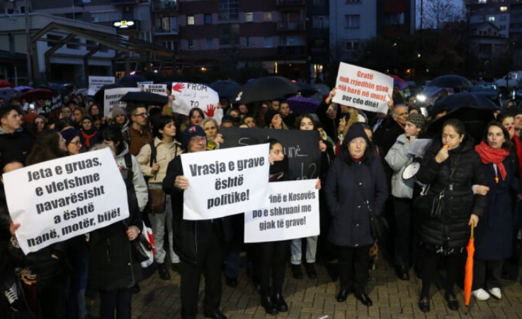 Žene na ulicama nakon ubistva trudnice, vatra ispred Vlade Kosova