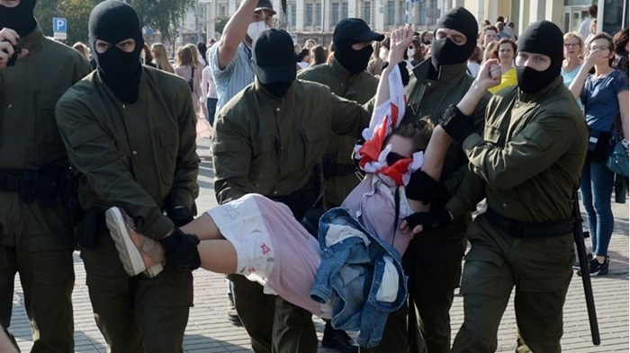 Žene predvode proteste protiv Lukašenka, hapse ih maskirani policajci