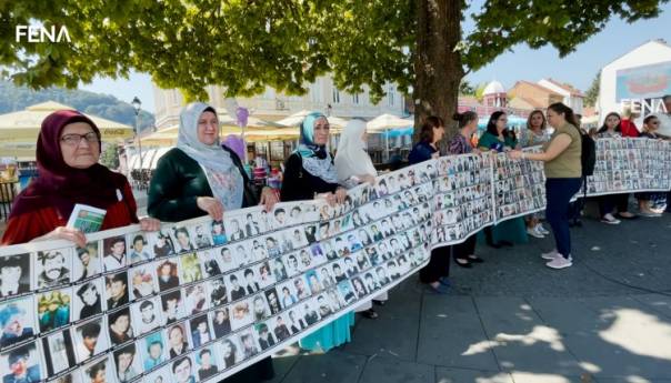 Žene Srebrenice i danas mirno protestuju u znak sjećanja na 11. juli