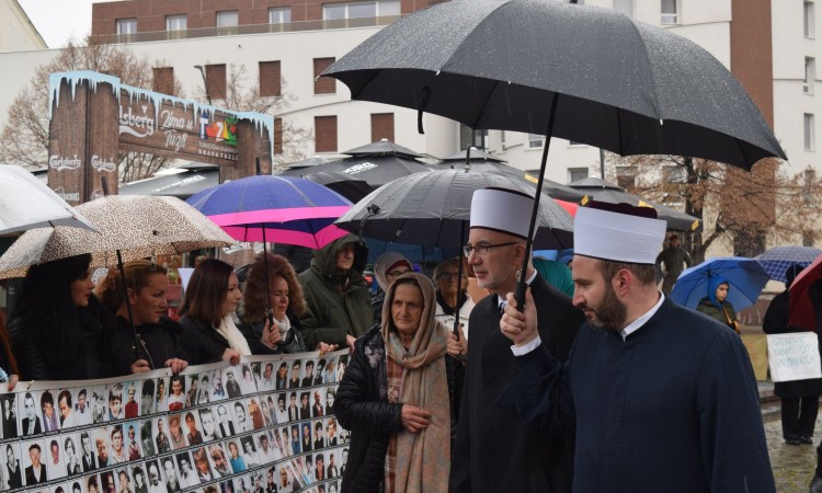 Žene Srebrenice mirnom šetnjom u Tuzli podsjetile na genocid