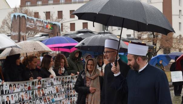 Žene Srebrenice mirnom šetnjom u Tuzli podsjetile na genocid