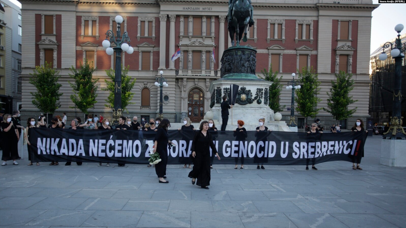 'Žene u crnom': Nikada nećemo zaboraviti genocid u Srebrenici   