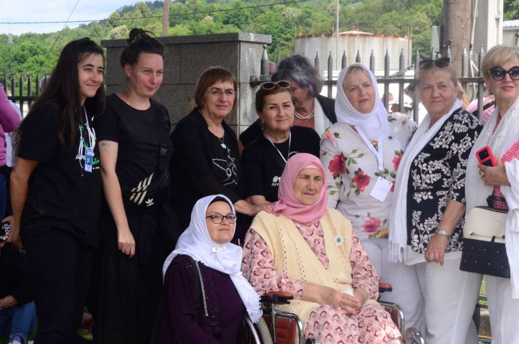 "Žene u crnom" prisustovale obilježavanju 27. godišnjice genocida u Srebrenici