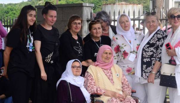 "Žene u crnom" prisustovale obilježavanju 27. godišnjice genocida u Srebrenici