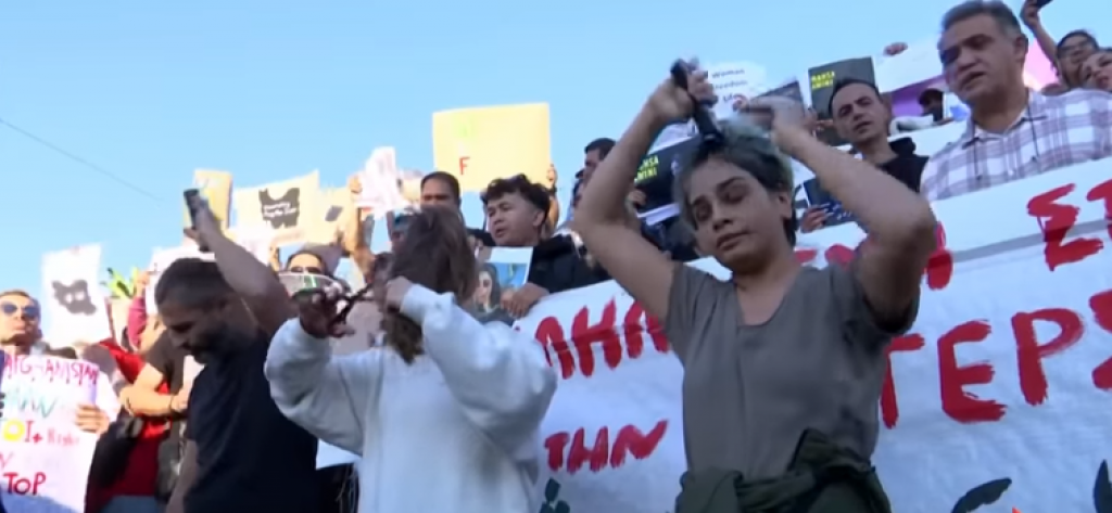 Žene u Iranu na trgovima javno šišaju svoju kosu u znak protesta protiv režima