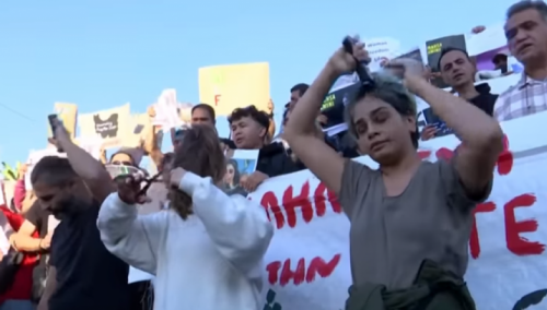 Žene u Iranu na trgovima javno šišaju svoju kosu u znak protesta protiv režima