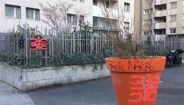 "Žene žrtve rata" osudile skrnavljenje ploče sa imenom Srebrenice u Parizu