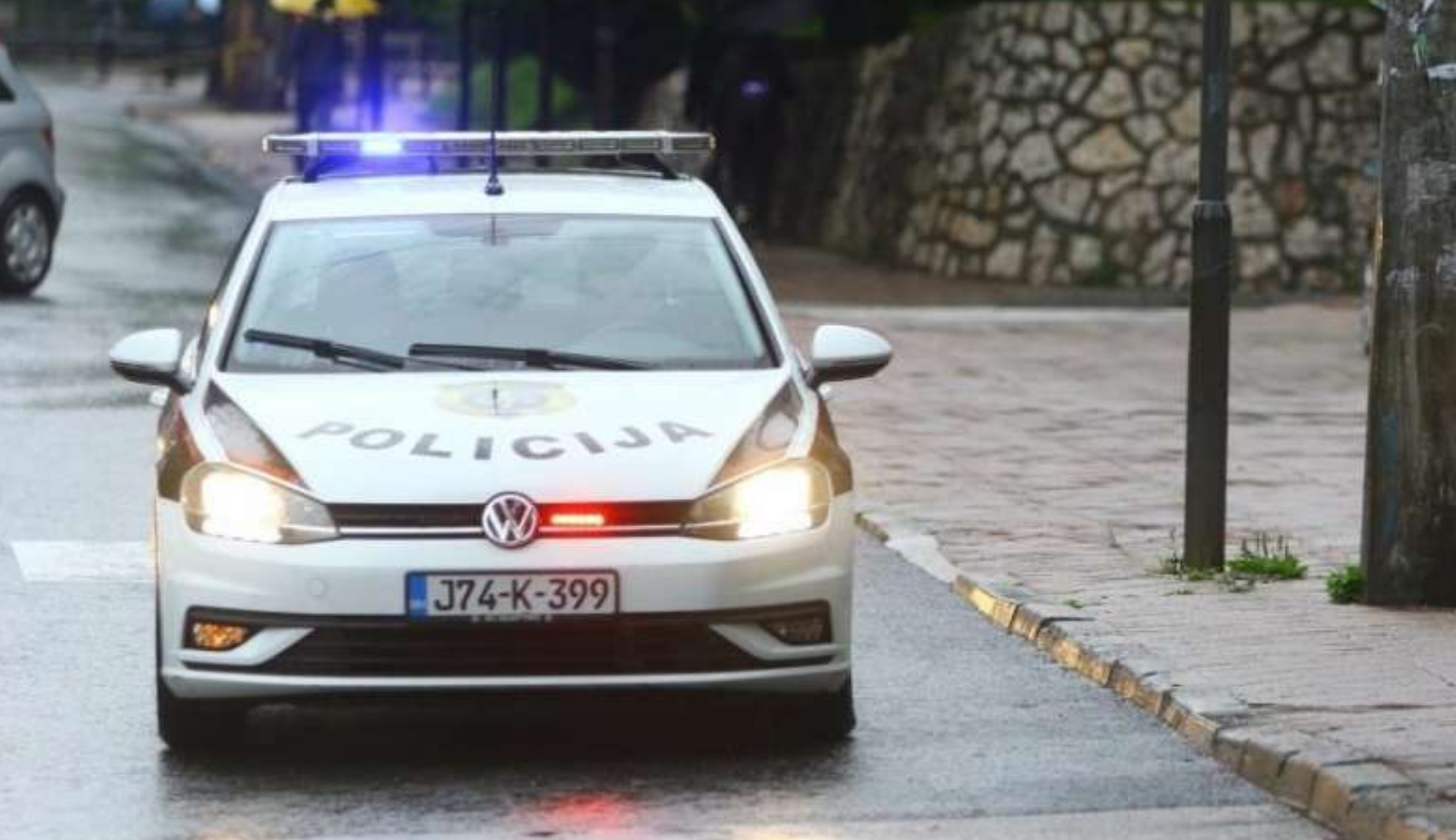 Zenica: 11-godišnji osnovac zadobio prijelom šake pri ulasku u autobus