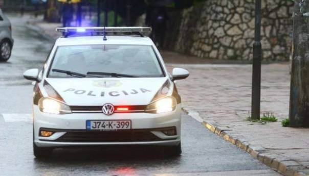 Zenica: 11-godišnji osnovac zadobio prijelom šake pri ulasku u autobus