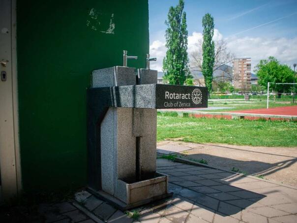 Zenica dobila prvu javnu česmu prilagođenu osobama u invalidskim kolicima