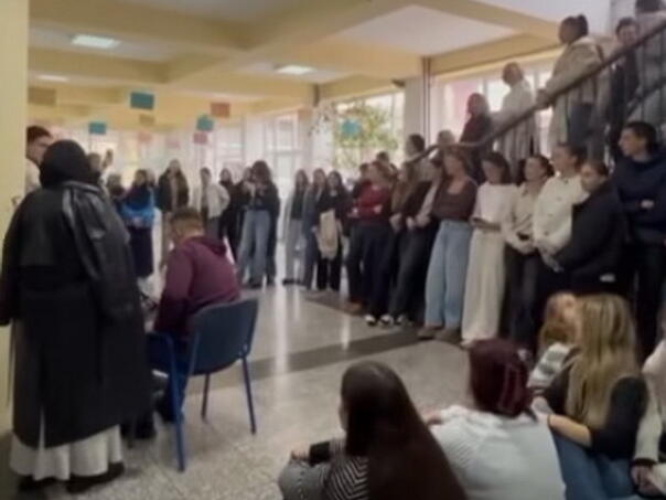 Zenica pjesmom ispratila legendu: Gimnazijalci u holu škole zapjevali "Romaniju"