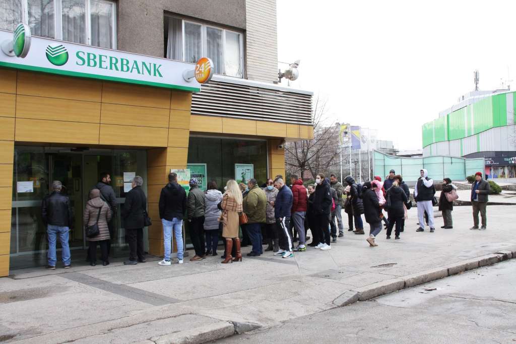 Zeničani i danas u velikom redu čekaju ispred filijale Sberbank