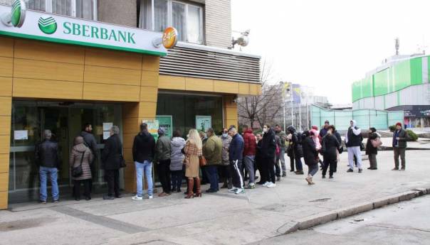 Zeničani i danas u velikom redu čekaju ispred filijale Sberbank