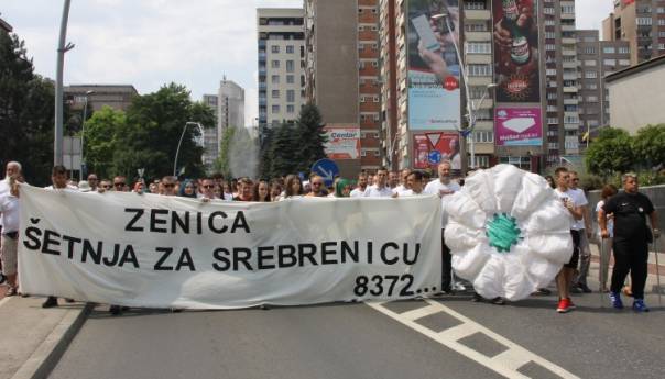 Zeničani mirnom šetnjom gradskim ulicama odali počast žrtvama Srebrenice