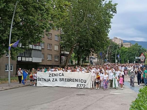 Uprkos kiši, Zeničani šetali za Srebrenicu: "Da ne zaboravimo..."
