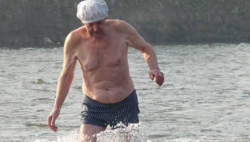 Zeničanin Hamid Begovac nastavio tradiciju kupanja u rijeci Bosni